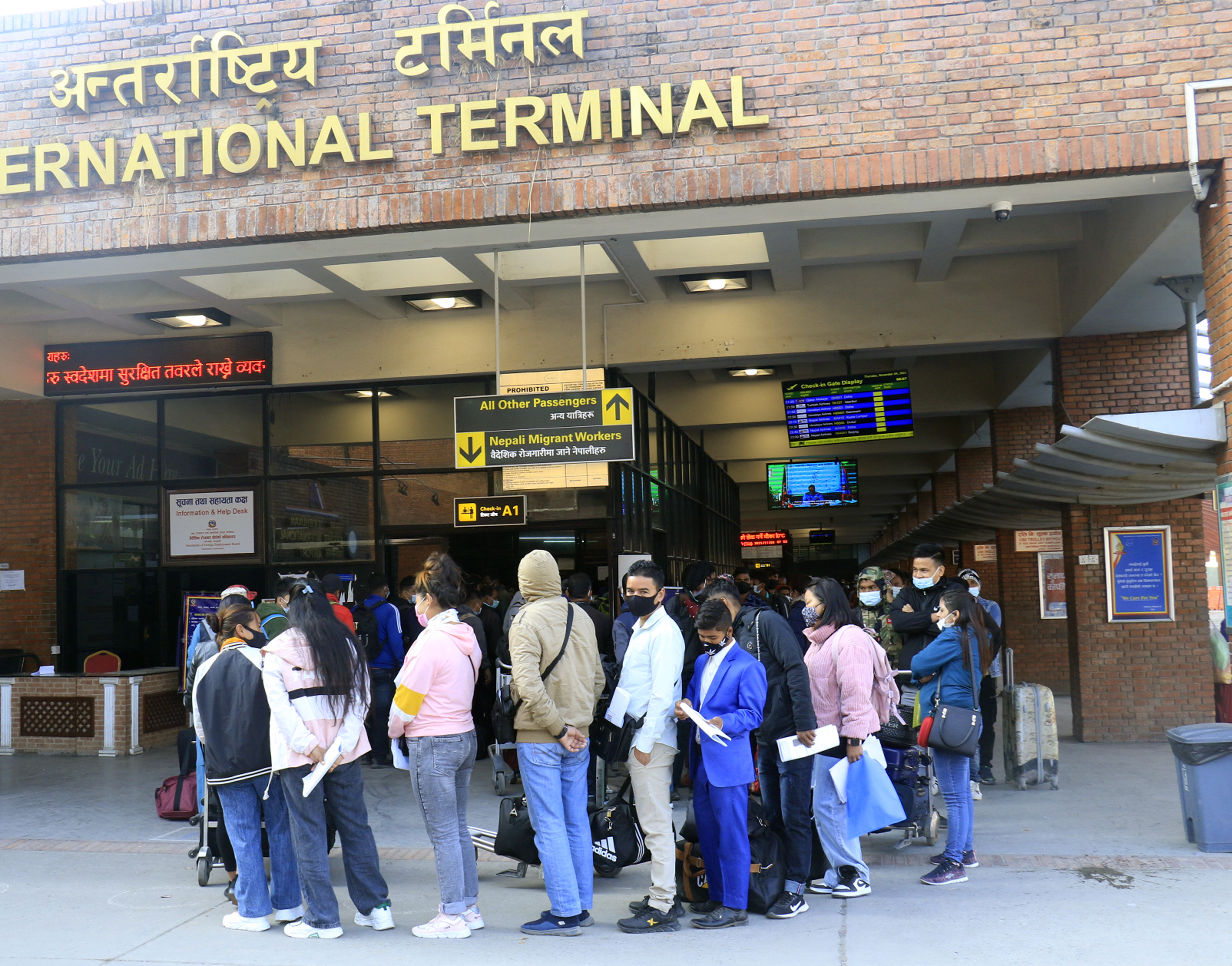 रोजगारीको सिलसिलामा युवा विदेसिँदै